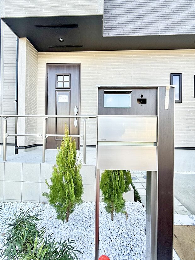 ■ シンプルで美しく、住まいの第一印象を彩る玄関です