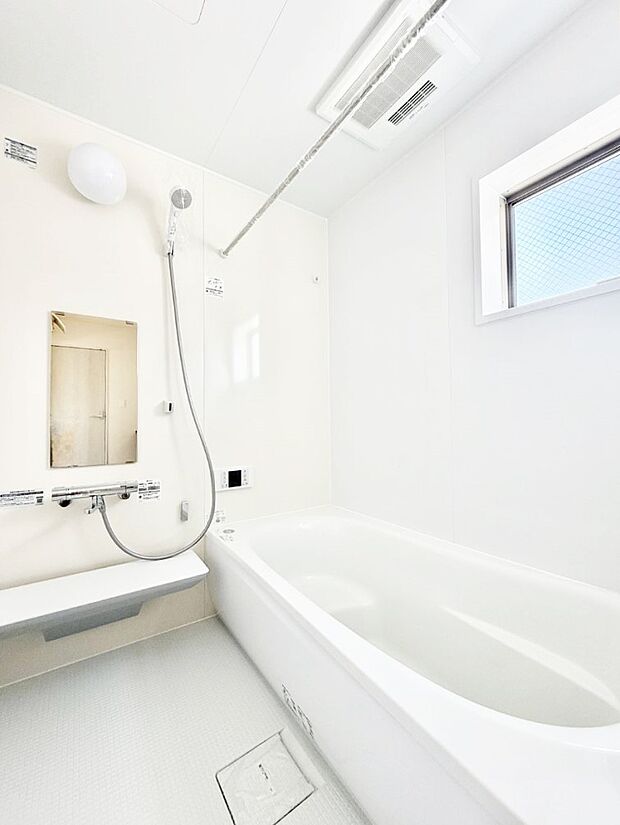 ■落ち着いた色合いの壁面、ゆっくり寛げるバスルーム