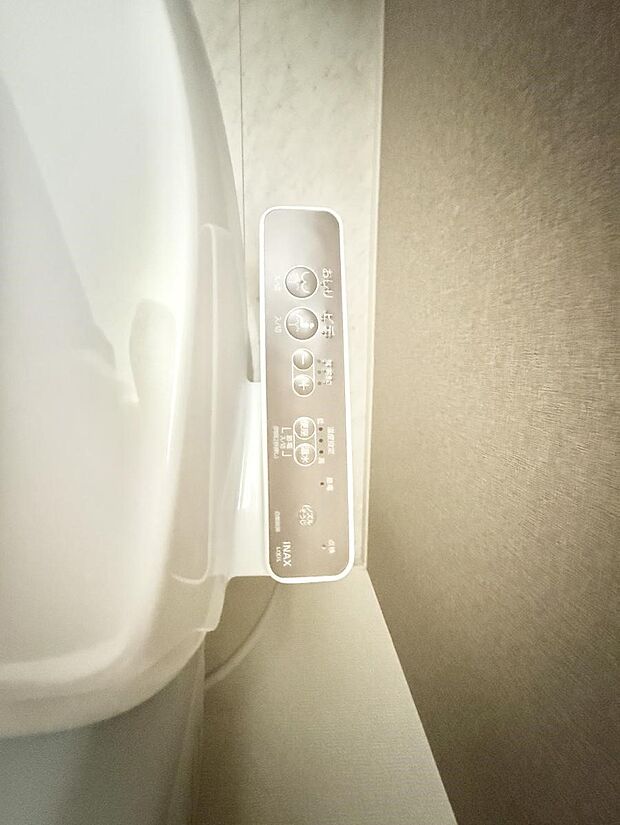 ■温水洗浄で快適、清潔感が保たれるシャワートイレ