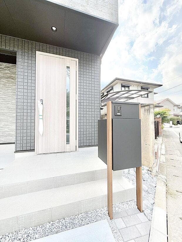 ■ シンプルで美しく、住まいの第一印象を彩る玄関です