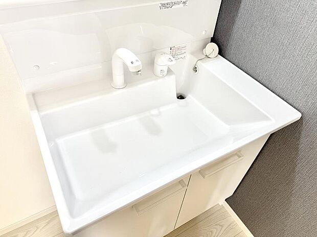 ■細かい部分まで洗いやすく便利なハンドシャワー付き