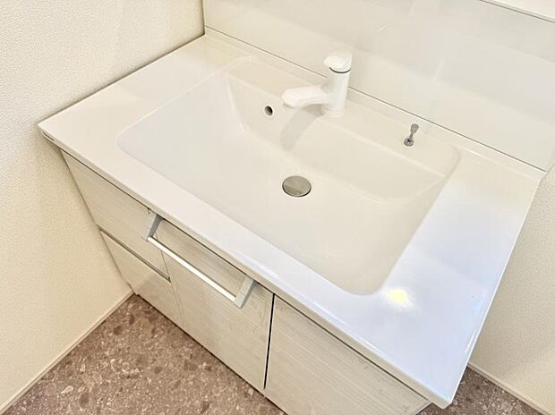 ■細かい部分まで洗いやすく便利なハンドシャワー付き