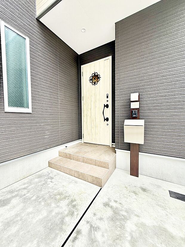 ■ 家族とゲストをやさしく迎える、心温まる玄関