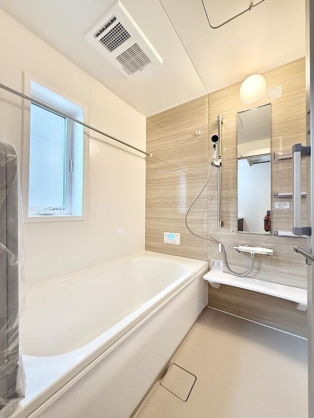 ■落ち着いた色合いの壁面、ゆっくり寛げるバスルーム