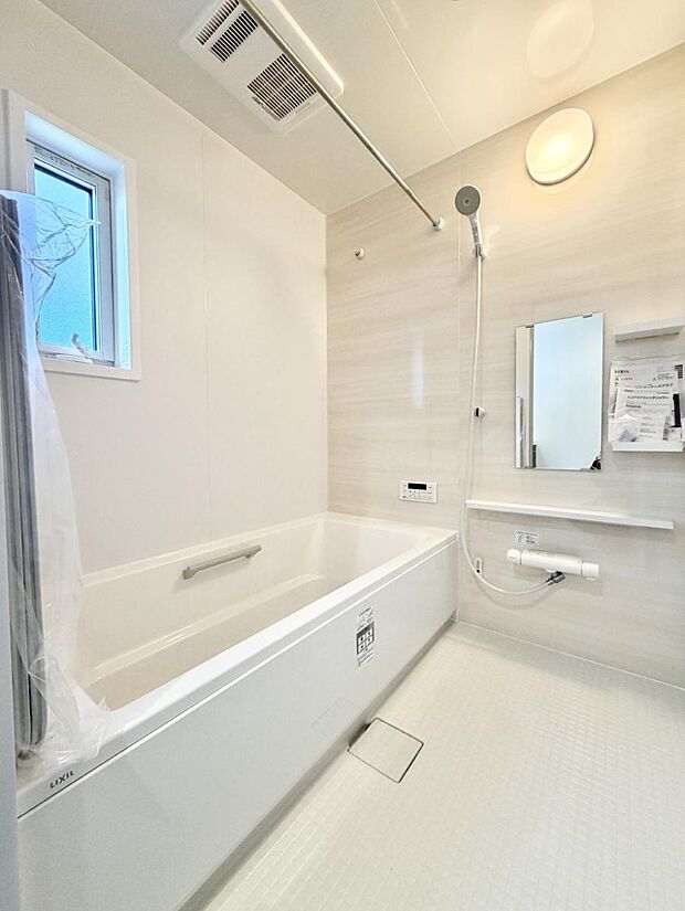 ■落ち着いた色合いの壁面、ゆっくり寛げるバスルーム