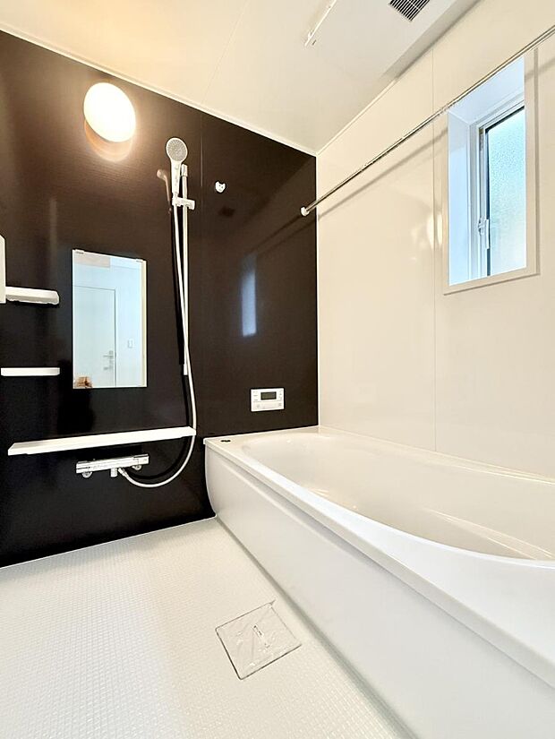 ■落ち着いた色合いの壁面、ゆっくり寛げるバスルーム