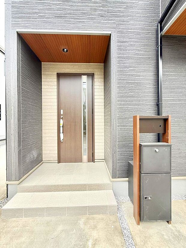 ■ シンプルで美しく、住まいの第一印象を彩る玄関です