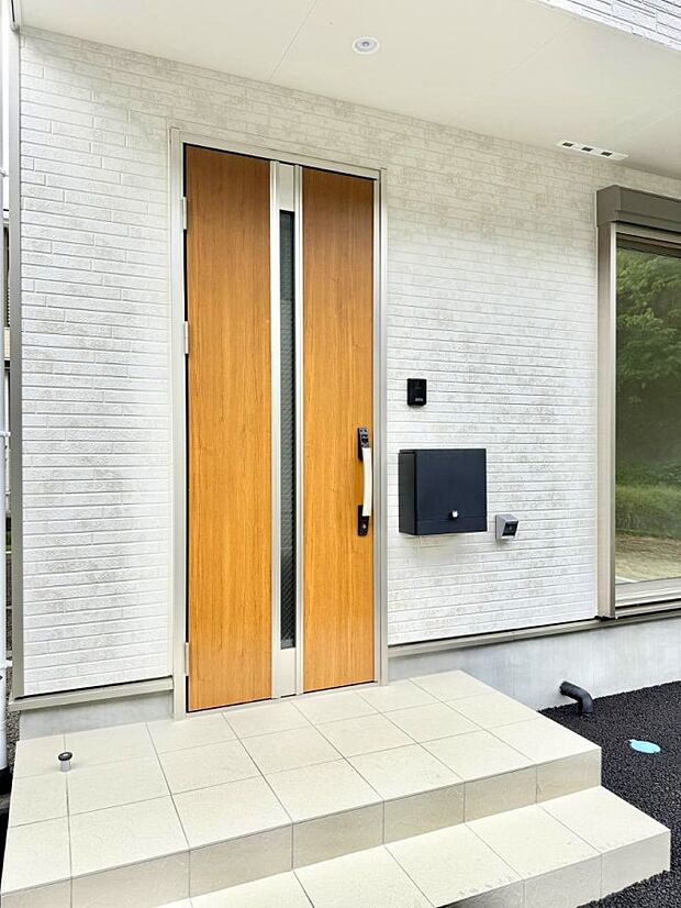 ■ シンプルで美しく、住まいの第一印象を彩る玄関です