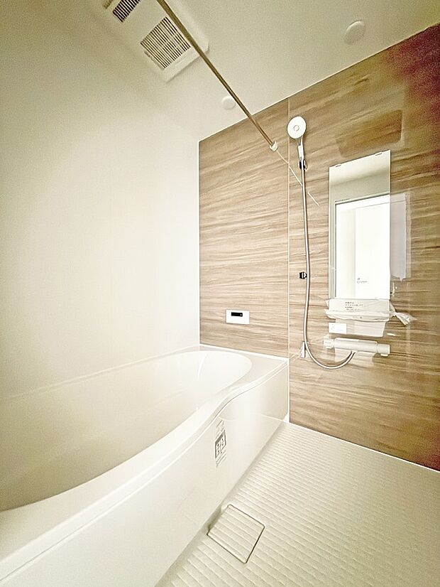 ■落ち着いた色合いの壁面、ゆっくり寛げるバスルーム