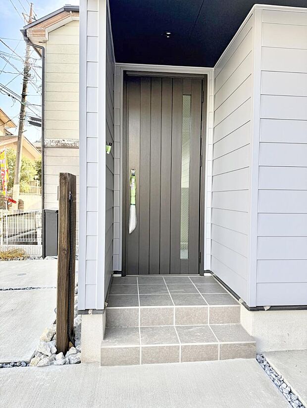 ■ シンプルで美しく、住まいの第一印象を彩る玄関です