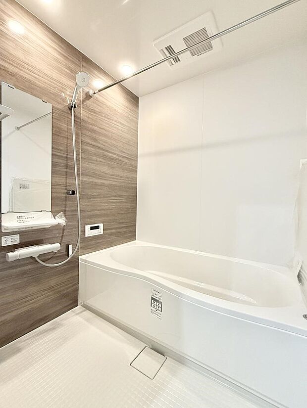 ■落ち着いた色合いの壁面、ゆっくり寛げるバスルーム