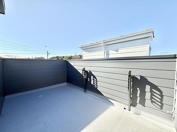 ■ 心地よい風と光を感じる、くつろぎのバルコニー