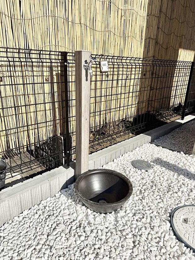 ■ガーデニングや洗車などの際に大活躍な屋外立水栓  