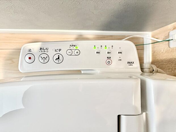 ■温水洗浄で快適、清潔感が保たれるシャワートイレ