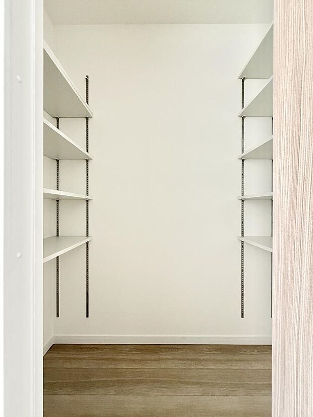 ■まとめ買いしたストック置き場や、災害時の備蓄にも便利なパントリー  