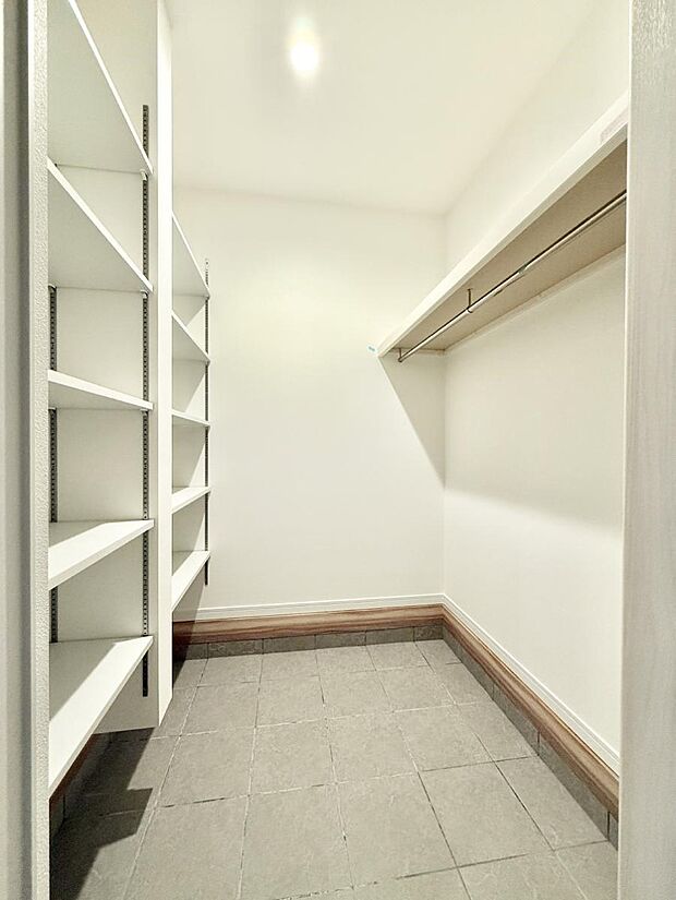 ■シューズインクローゼット付なので、外で使う物をまとめて収納、すっきり玄関に  