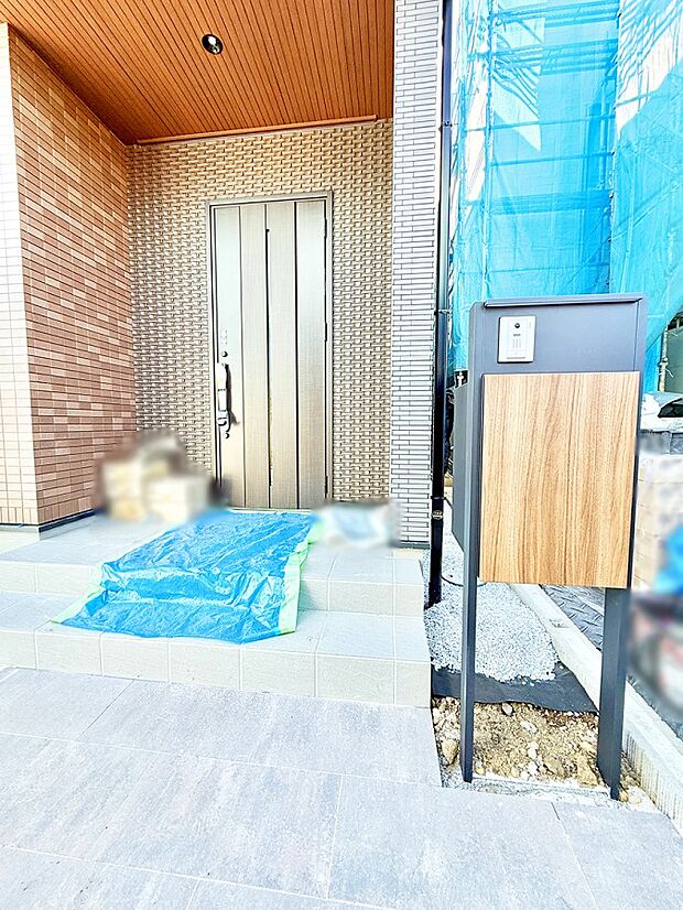 ■ シンプルで美しく、住まいの第一印象を彩る玄関です