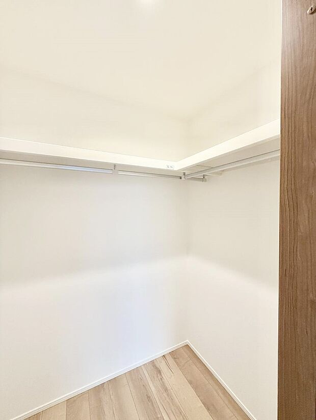 ■季節の洋服も、思い出の小物もすっきり収納できるウォークインクローゼット付  