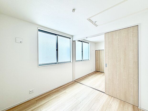 3号棟 ■シンプルな空間で、収納付きベッドやデスクなど、多機能な家具を活用しやすいです
