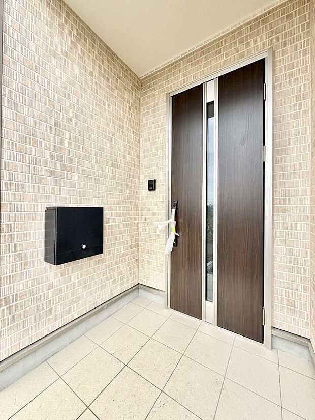 ■ シンプルで美しく、住まいの第一印象を彩る玄関です