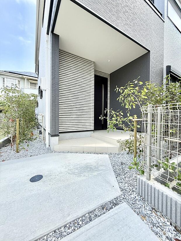 ■ シンプルで美しく、住まいの第一印象を彩る玄関です