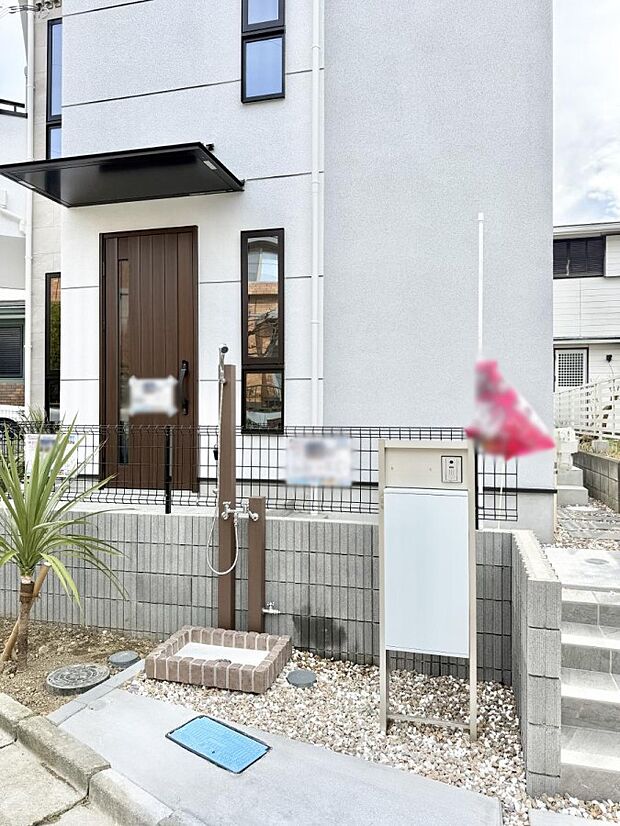 ■ シンプルで美しく、住まいの第一印象を彩る玄関です