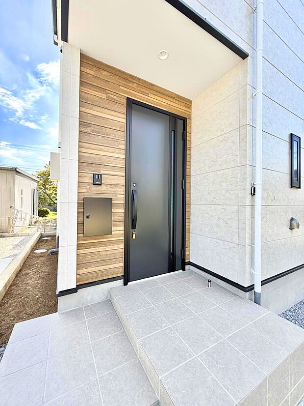 ■ シンプルで美しく、住まいの第一印象を彩る玄関です