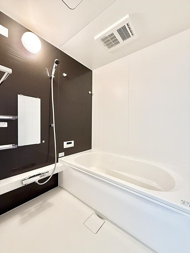 ■落ち着いた色合いの壁面、ゆっくり寛げるバスルーム