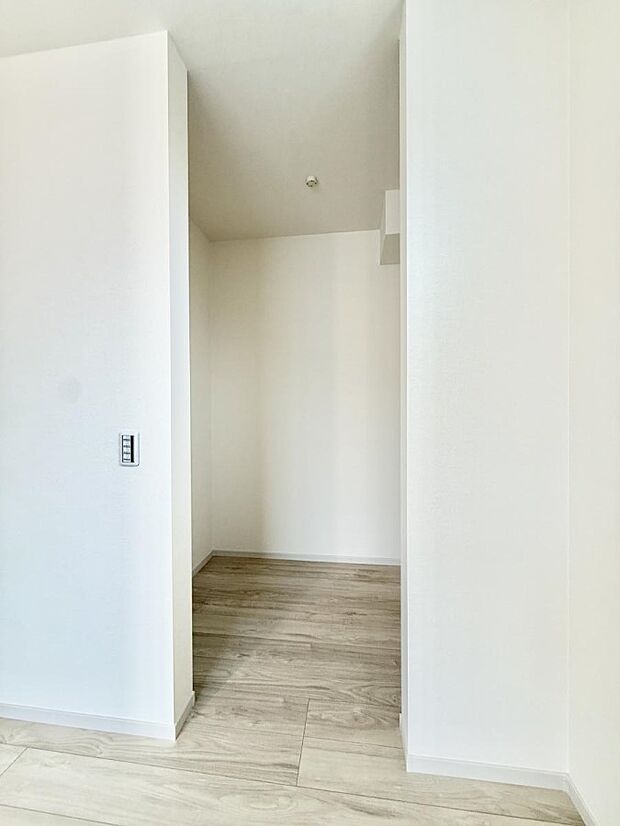 ■季節の洋服も、思い出の小物もすっきり収納できるウォークインクローゼット付  