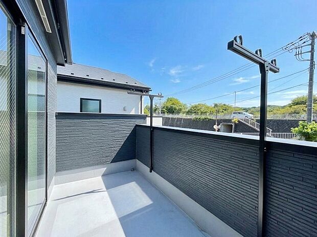 ■ 心地よい風と光を感じる、くつろぎのバルコニー