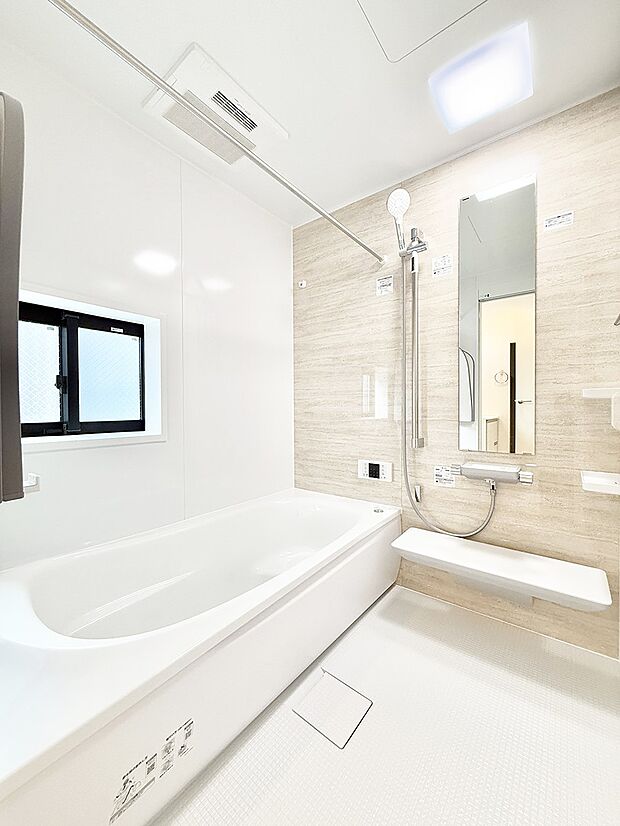 ■落ち着いた色合いの壁面、ゆっくり寛げるバスルーム