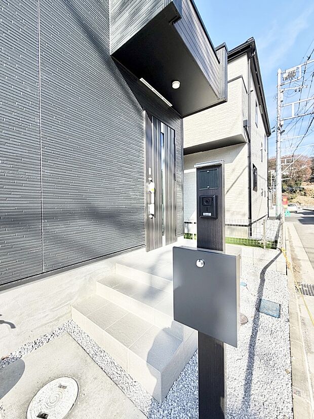 ■ シンプルで美しく、住まいの第一印象を彩る玄関です