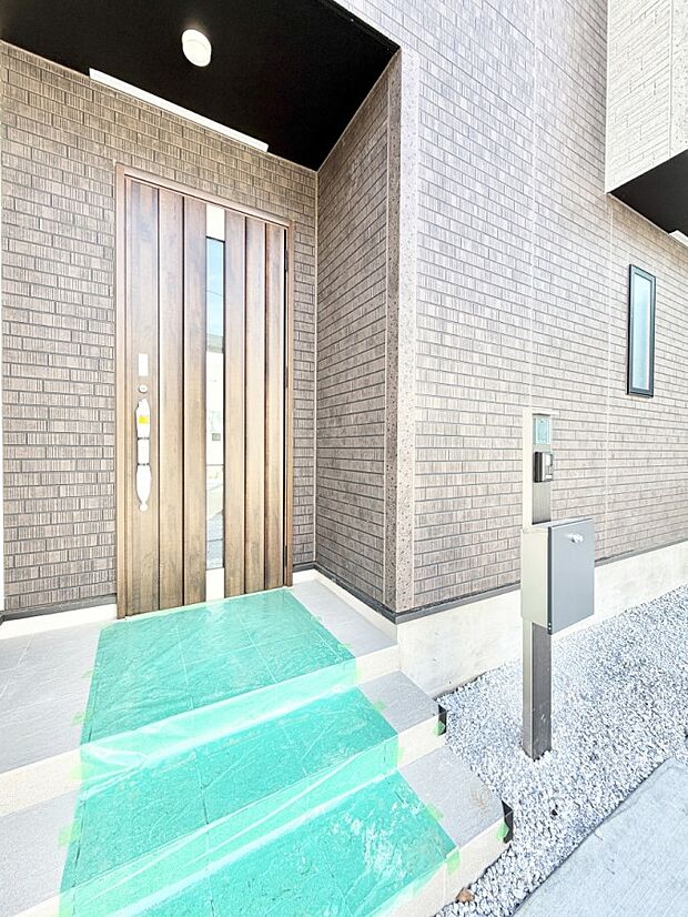 ■ シンプルで美しく、住まいの第一印象を彩る玄関です