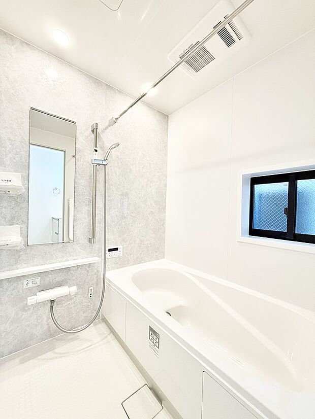 ■落ち着いた色合いの壁面、ゆっくり寛げるバスルーム