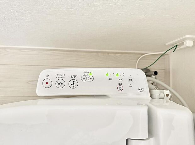 ■温水洗浄で快適、清潔感が保たれるシャワートイレ