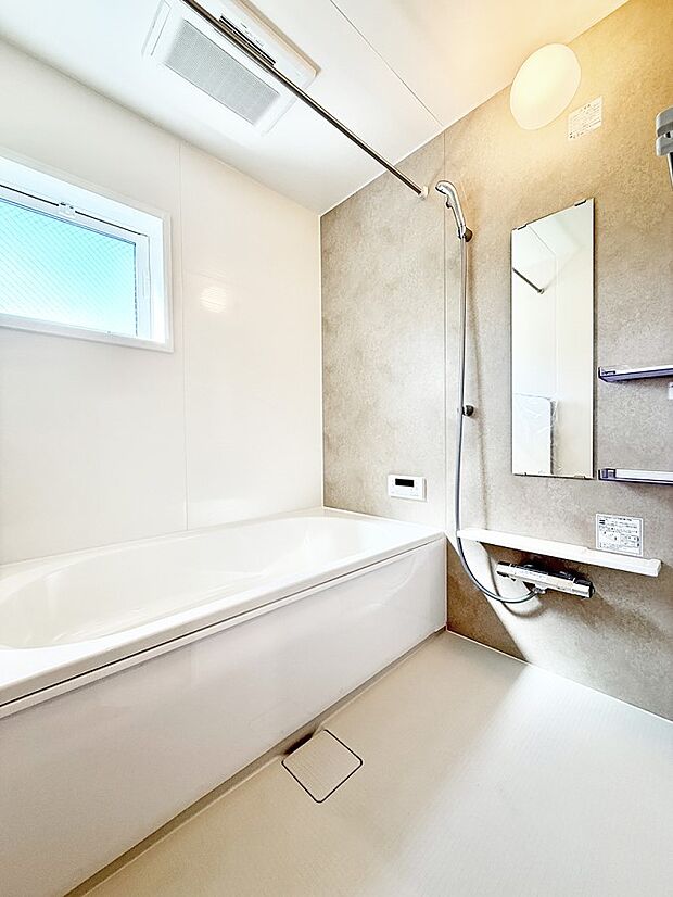 ■落ち着いた色合いの壁面、ゆっくり寛げるバスルーム