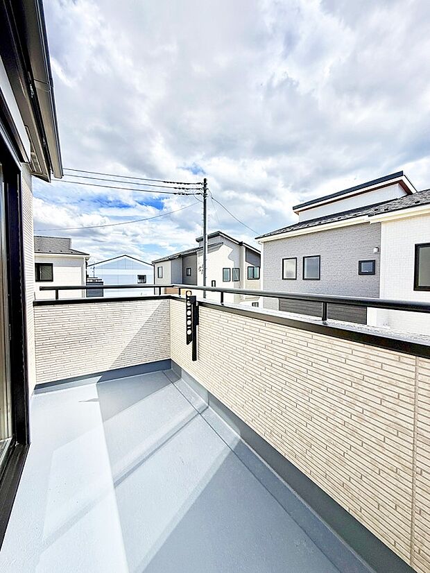 ■ 心地よい風と光を感じる、くつろぎのバルコニー