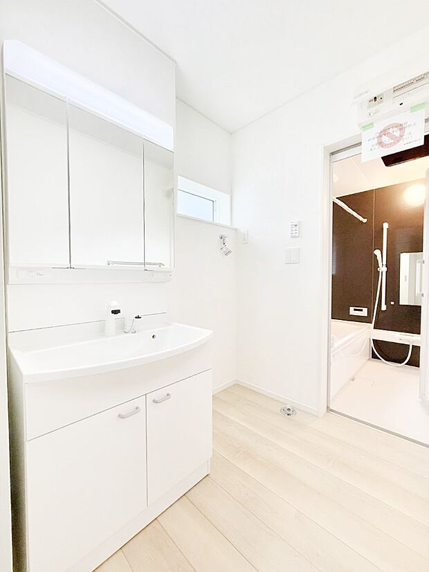 ■明るい洗面所は毎朝の歯磨きも楽しくできちゃいそうです♪