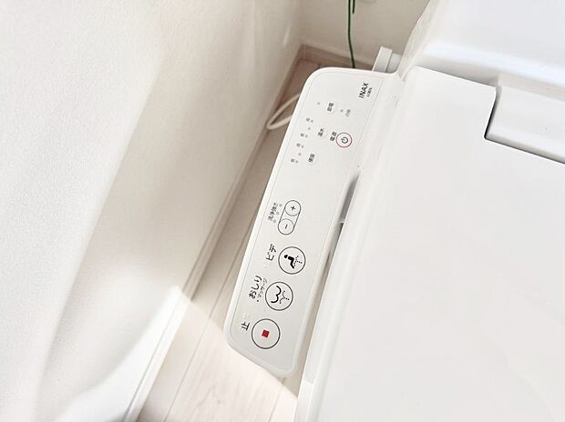 ■温水洗浄で快適、清潔感が保たれるシャワートイレ