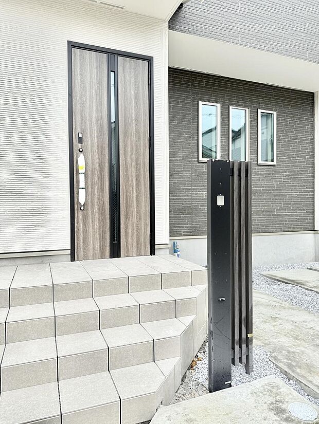 ■ シンプルで美しく、住まいの第一印象を彩る玄関です
