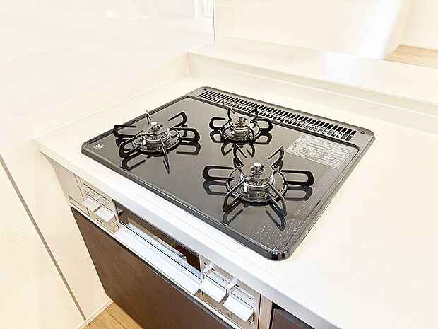 ■3口コンロのシステムキッチンで料理の手順もスムーズに