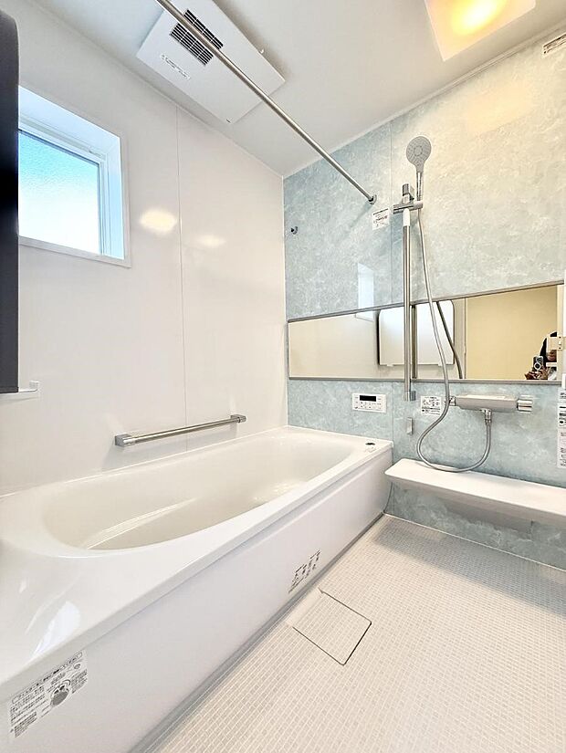 ■落ち着いた色合いの壁面、ゆっくり寛げるバスルーム