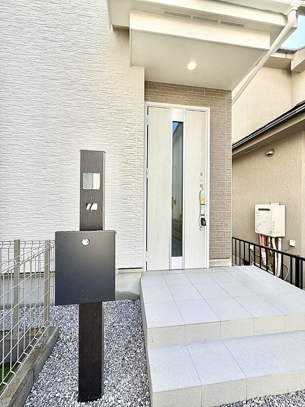 ■ シンプルで美しく、住まいの第一印象を彩る玄関です