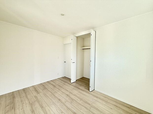 ■シンプルな空間で、収納付きベッドやデスクなど、多機能な家具を活用しやすいです