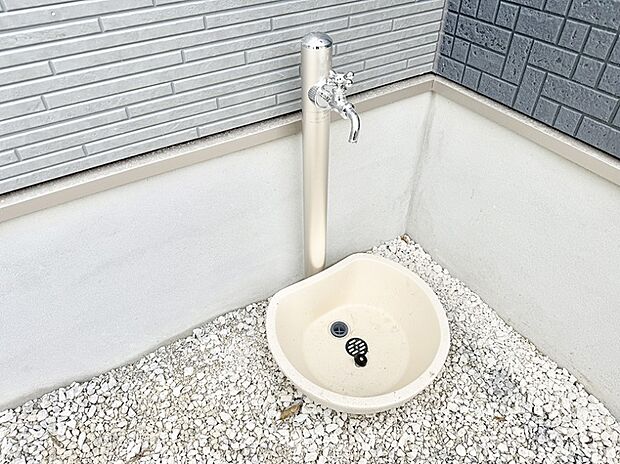 ■ガーデニングや洗車などの際に大活躍な屋外立水栓  