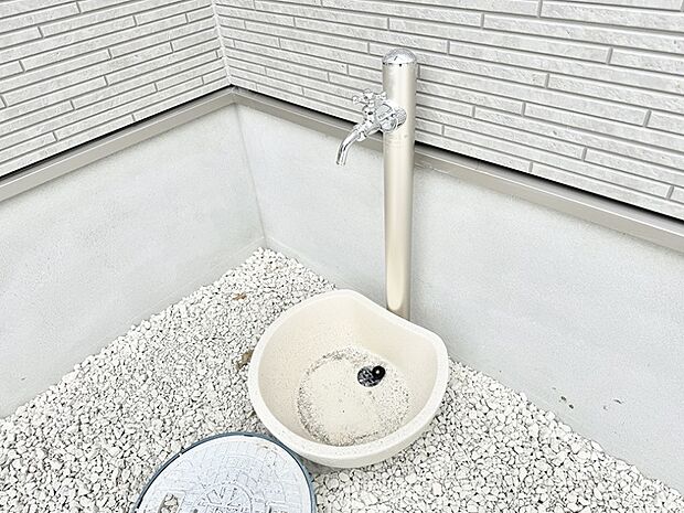 ■ガーデニングや洗車などの際に大活躍な屋外立水栓  