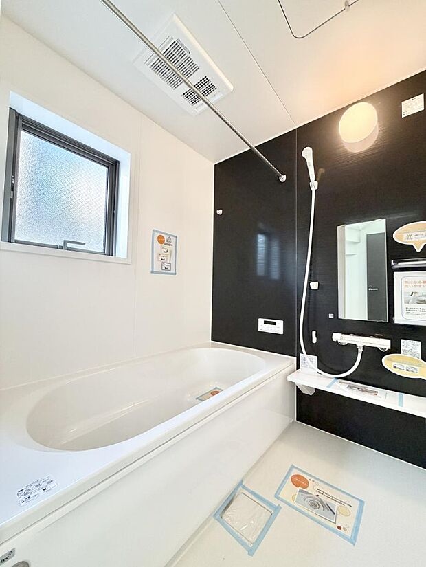 ■落ち着いた色合いの壁面、ゆっくり寛げるバスルーム