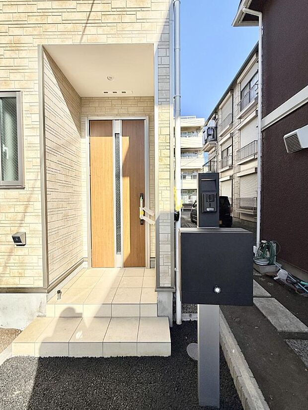 ■ シンプルで美しく、住まいの第一印象を彩る玄関です