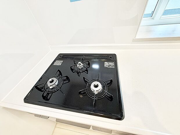 ■3口コンロのシステムキッチンで料理の手順もスムーズに