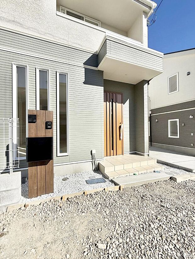 ■ シンプルで美しく、住まいの第一印象を彩る玄関です